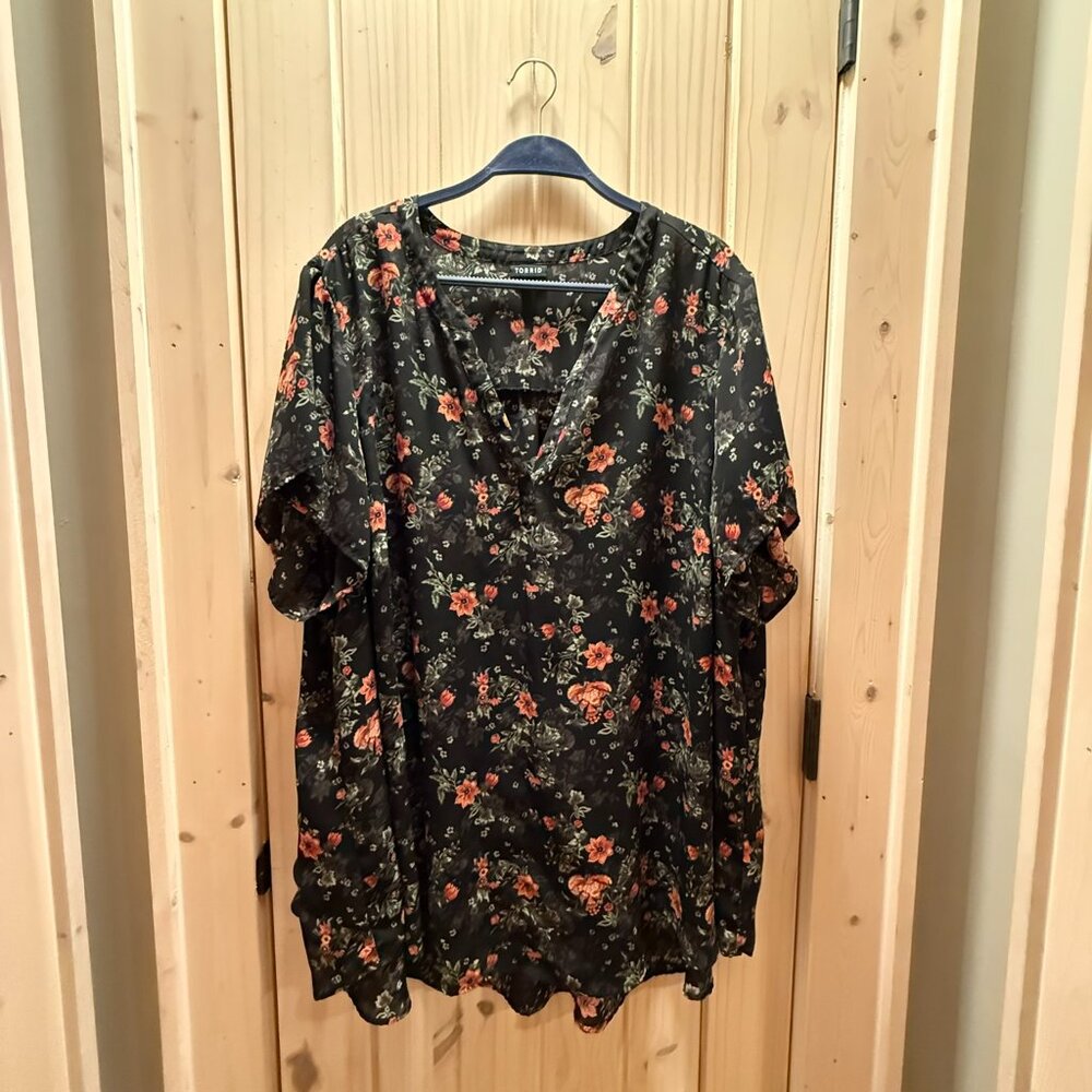 Torrid Blouse, short sleeves, Size 4 (4X/26)